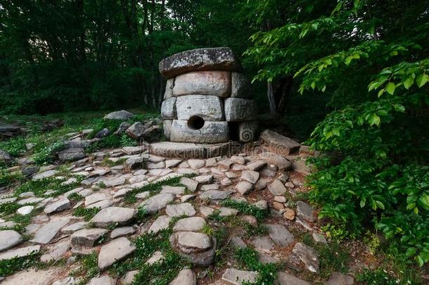 古代的圆形的场地<strong>史前墓石</strong>牌坊采用指已提到的人山谷关于指已提到的人河斜纹棉布,英语字母表的第13个字母