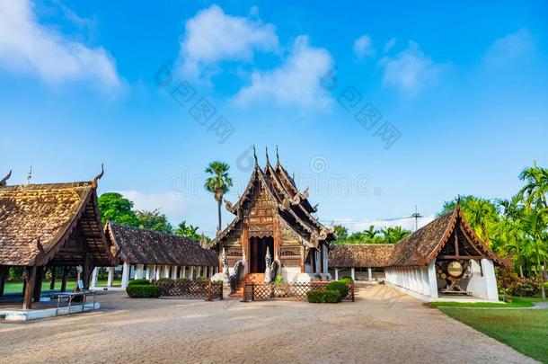 泰国或高棉的佛教寺或僧院吨实物租税,老的庙使从木材