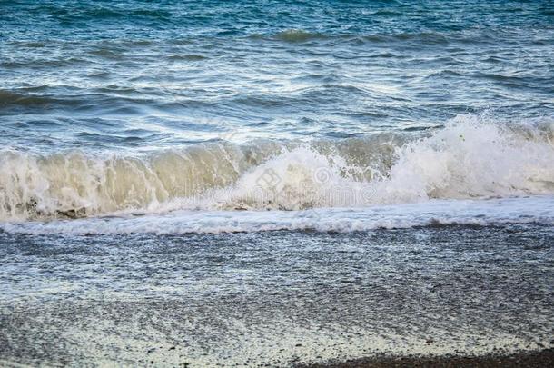 富有色彩的海景画,白色的起泡沫关于波浪向海滩