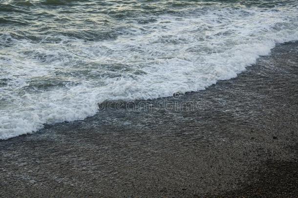 海景画,看法关于石头海滩和海波在日落
