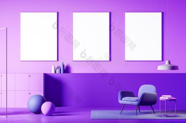 <strong>紫色</strong>的活的房间,扶手椅和海报画廊