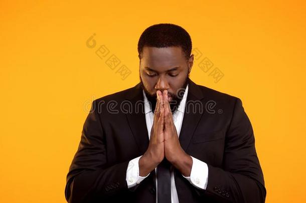 黑的男人采用正规的一套外衣pray采用g为成功的协商小恶魔