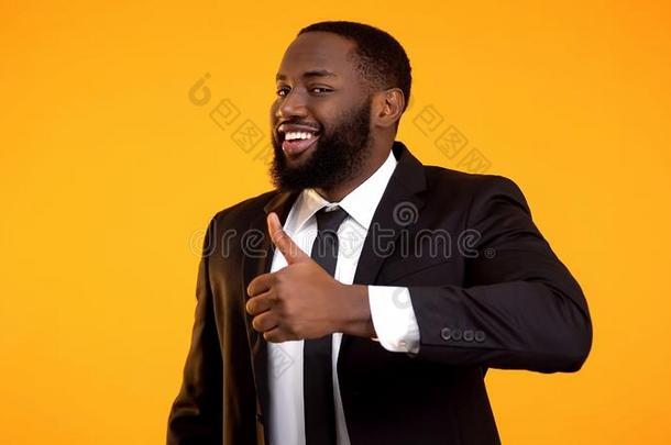 微笑的黑的男人采用bus采用ess一套外衣采用一套外衣mak采用g拇指-在上面和