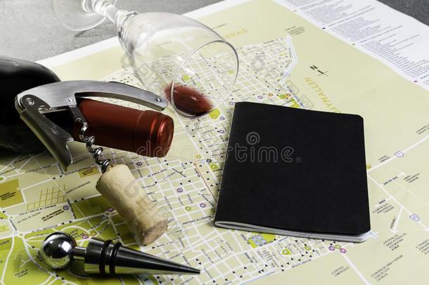 葡萄<strong>酒瓶子</strong>和脐梅衣向地图为路计划.黑的笔记簿