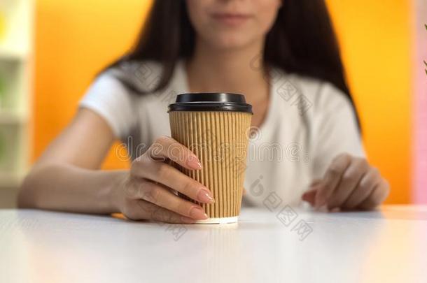 女士佃户租种的土地咖啡豆纸杯子,饮料为早晨能量,拿