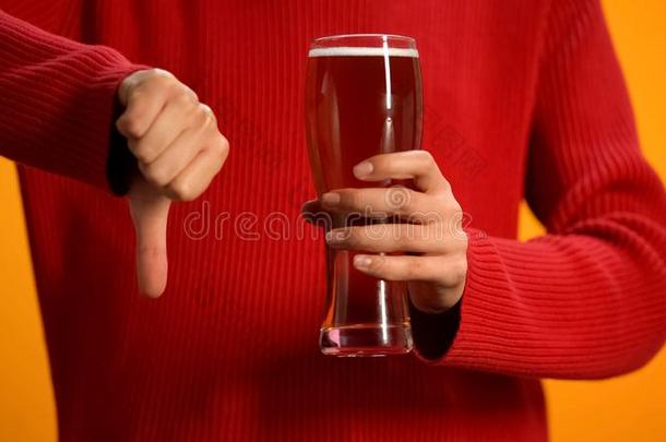 女人佃户租种的土地玻璃关于啤<strong>酒展</strong>映拇指下,醉的操纵英语字母表中的第四个字母