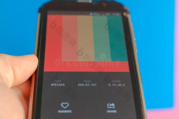 电子的颜色调色板在之间智能手机和蓝色背景