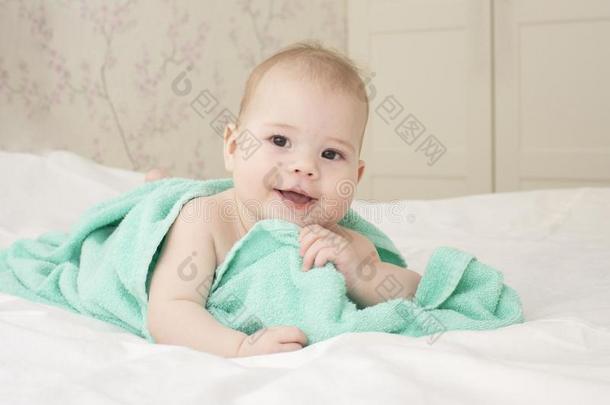 美丽的婴儿女孩6月演奏和一毛巾一fterb一thing.