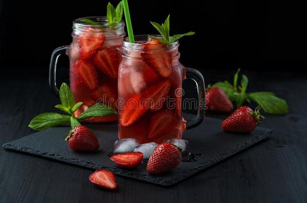 新鲜的草莓善于讨好女人的男子.新鲜的夏鸡尾酒和稻草人