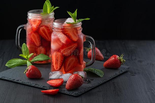 新鲜的草莓善于讨好女人的男子.新鲜的夏鸡尾酒和稻草人