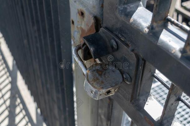 老的和生锈的重的职责给装衬垫锁保护醛醇-α-萘胺铁器门,库鲁