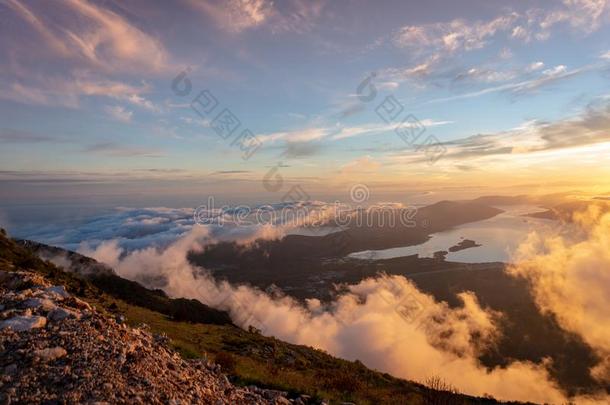 日落山山峰天全景画.山山峰日落看法.