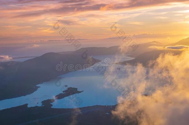 日落山山峰天全景画.山山峰日落看法.