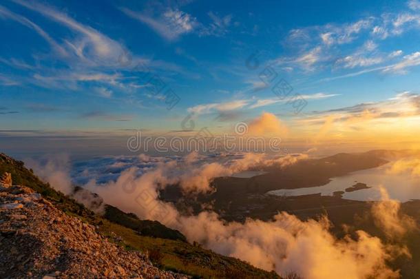 日落山山峰天全景画.山山峰日落看法.