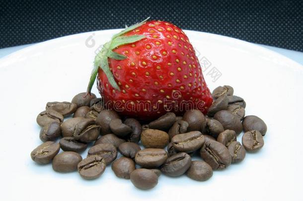 草莓和咖啡豆豆.草莓向咖啡豆.