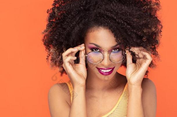 美好肖像关于非洲式发型女孩采用流行的眼镜