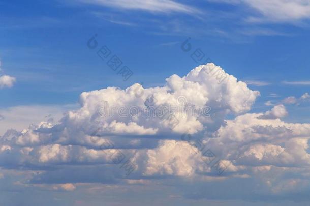 蓝色天和白色的积云松软的云背景质地