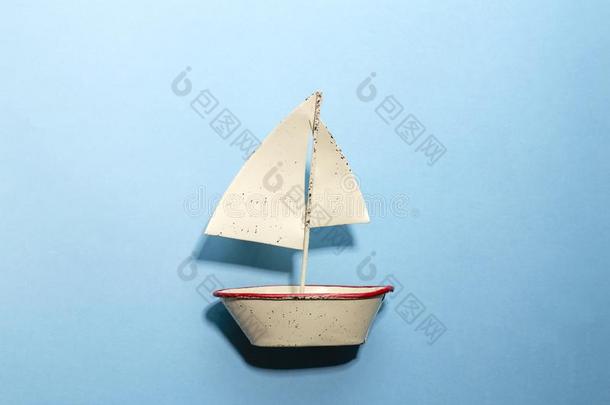 帆船运动小船向蓝色背景