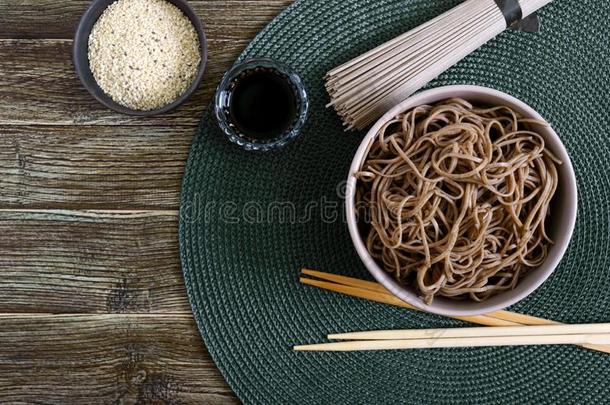 寒冷的索巴蓼科荞麦属面条和调味汁和芝麻.日本人食物