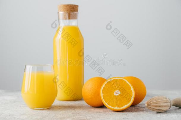 桔子柑橘属果树果汁采用玻璃瓶子,新鲜的橙和扑克牌