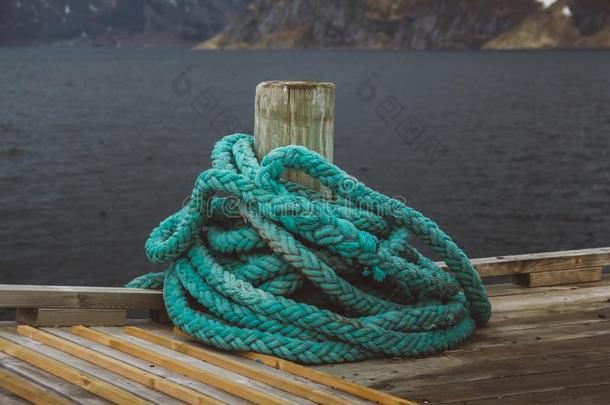 螺旋本国的粗绳在一木制的码头