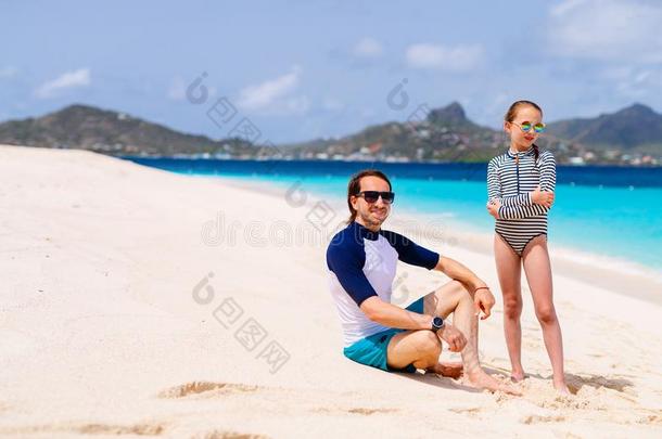 <strong>父亲和女儿在海滩</strong>