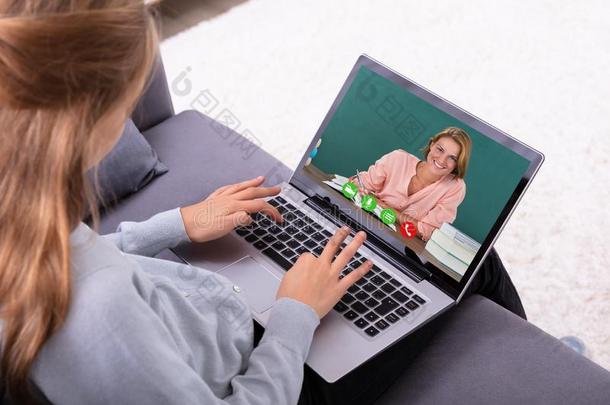 女孩磁带录像<strong>召开</strong>会议和教师向便携式电脑