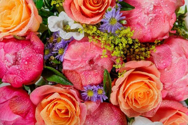 花束关于新鲜的粉红色的牡丹和玫瑰