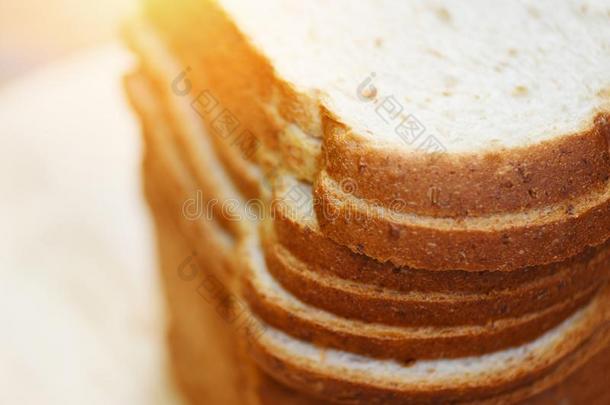 刨切的<strong>面包</strong>关在上面顶看法-全部的小麦<strong>面包</strong>将<strong>切开</strong>