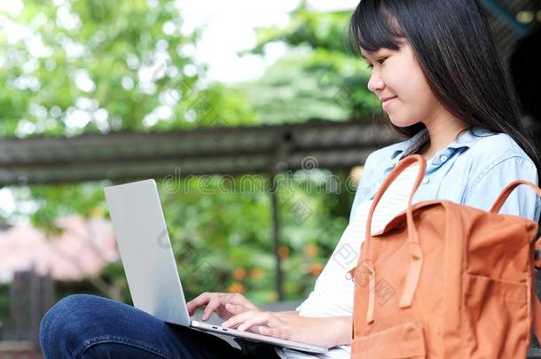亚洲人学生女孩使用便携式电脑计算机,在线的教育,acceleration-decelerationunit加速度-减速度单位