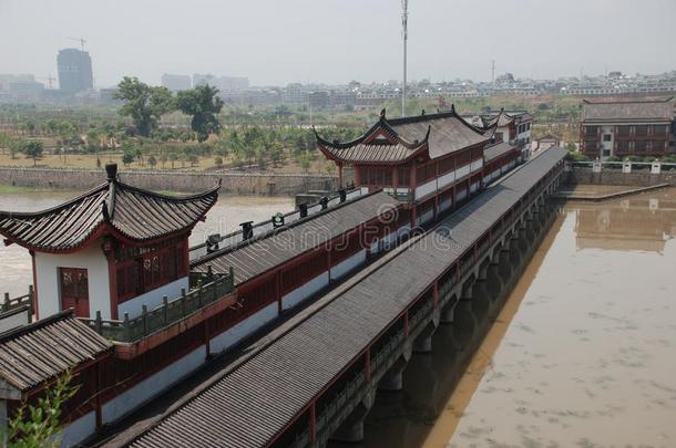 老的中国人桥和指已提到的人屋顶