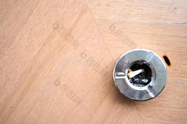 吸烟纸烟采用一烟灰缸向木材表