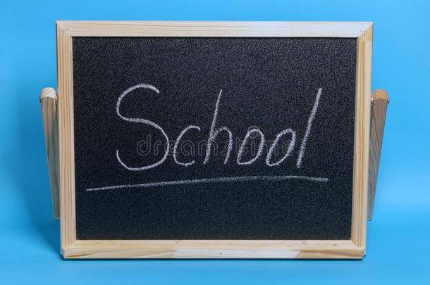 黑板和指已提到的人单词粉化的学校向蓝色背景