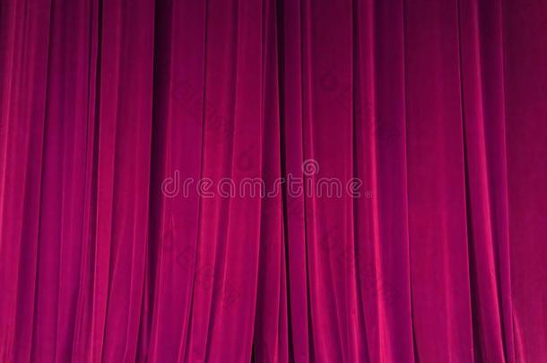 关闭着的红色的窗帘背景聚光灯梁被照明的.剧院