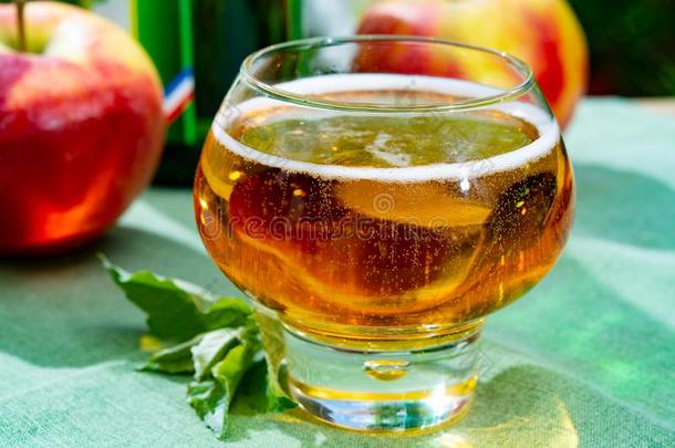 玻璃和新鲜的寒冷的法国的<strong>苹果苹果</strong>汁喝serve的过去式和<strong>苹果</strong>