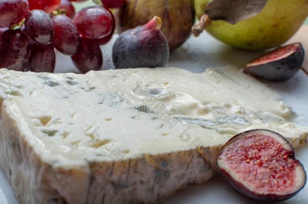 干酪的一种悦耳而柔和的记号意大利人蓝色奶酪,使从不穿衣服牛的