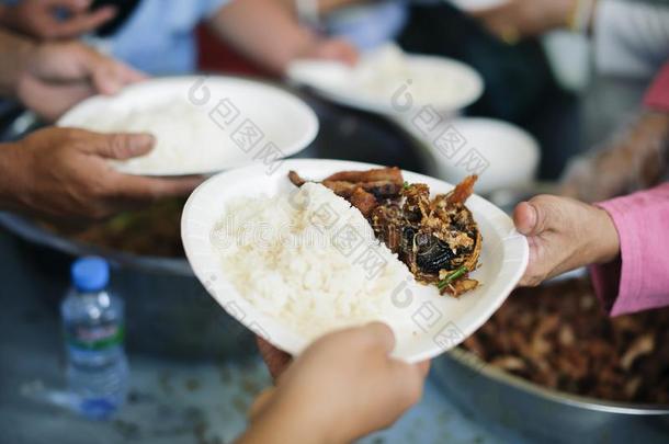 贫穷的人收到捐赠食物从捐赠者:指已提到的人手关于指已提到的人英语字母表的第16个字母