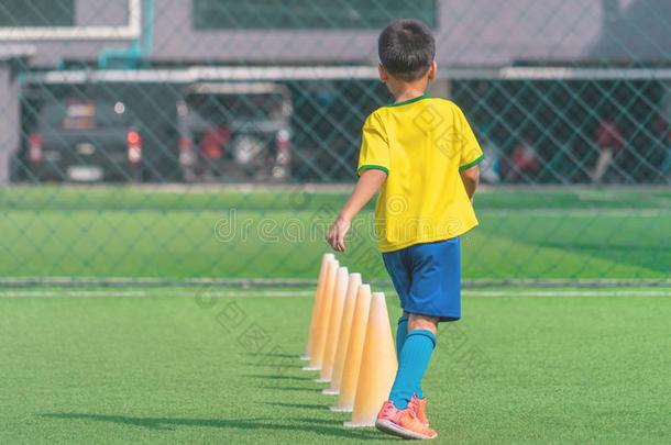 足球男孩训练单独的和圆锥体向训练地面