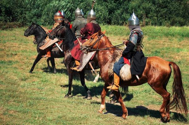 组关于古代的骑手采用历史的戏装是侦察兵