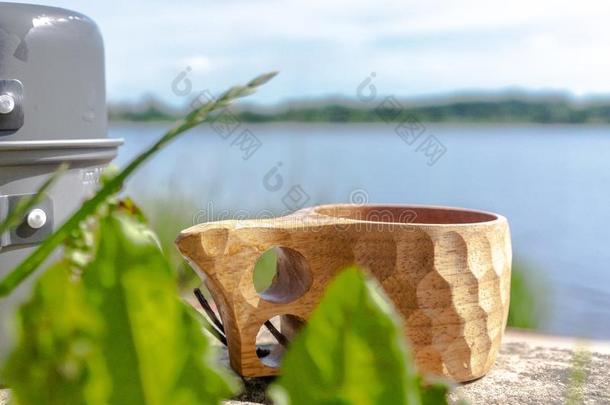 木制的杯子和拿-出局咖啡豆向河背景.