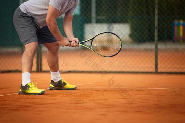 关在上面关于男人佃户租种的土地网球球拍向黏土<strong>法院</strong>.向<strong>法院</strong>是（be的三单形式