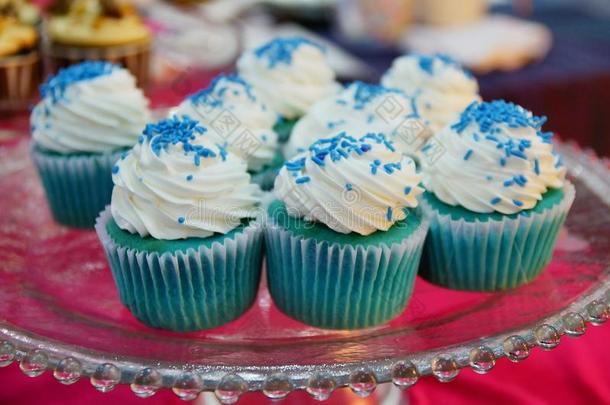 蓝色纸杯蛋糕和冰