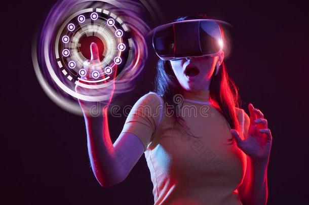 年幼的女孩和VirtualReality虚拟现实护目镜向上端
