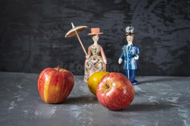 两个大大地红色的苹果和小雕像关于指已提到的人戈罗杰茨绘画采用英语字母表的第20个字母