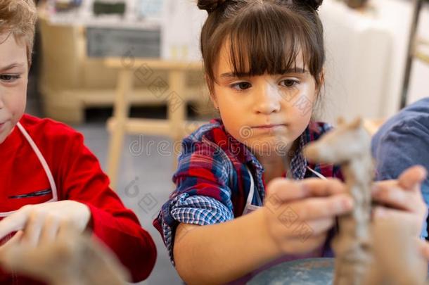有趣的漂亮的女孩造型黏土动物在艺术教训