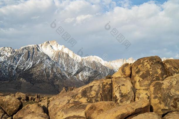 多岩石的沙漠风景和下雪的齿状山脊<strong>内华达</strong>州山范围采用