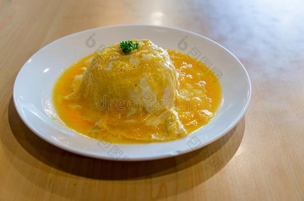 ThaiAirwaysInternational泰航国际煎蛋饼越过稻.稻和喝醉了的鸡蛋煎蛋饼,和勺一