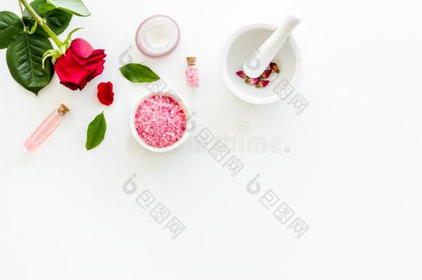乳霜,沐<strong>浴盐</strong>,洗液为有机的美容品和玫瑰花