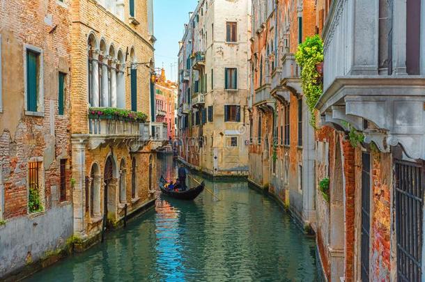 威尼斯,意大利.威尼斯的操贡多拉的船夫不固定的向g向dola和巡回演出