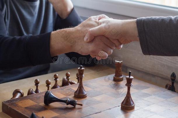 一老的男人<strong>颤抖</strong>手和一对手采用一g一me关于棋,他